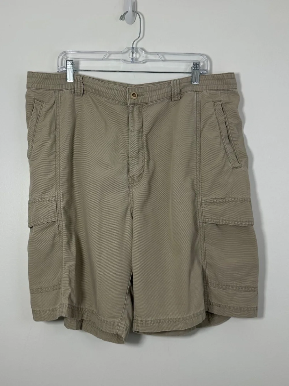 Tommy Bahama Relax Shorts Men’s Size 38 Beige Cargo Pockets Flat Front Outdoor - Picture 1 of 9